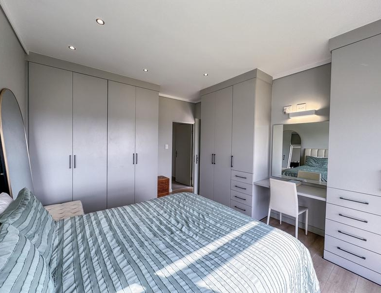 Lovely 2 Bed unit with Balcony UP FOR RENT!
