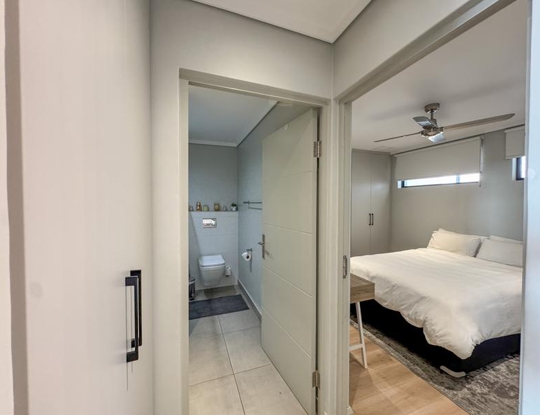 Lovely 2 Bed unit with Balcony UP FOR RENT!