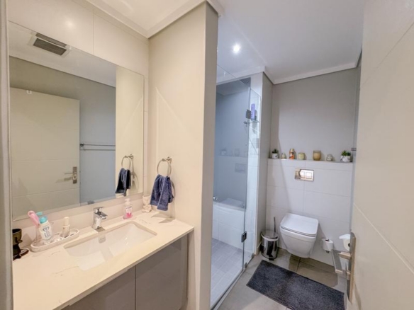 Lovely 2 Bed unit with Balcony UP FOR RENT!