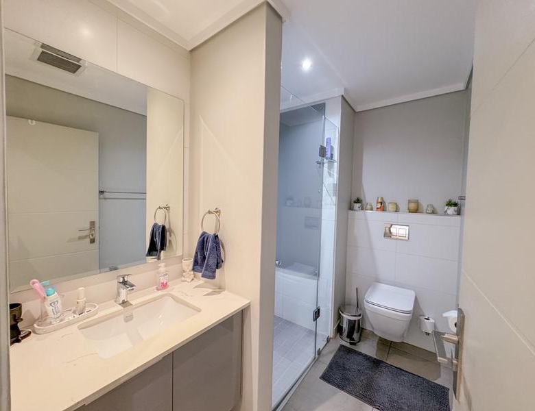 Lovely 2 Bed unit with Balcony UP FOR RENT!