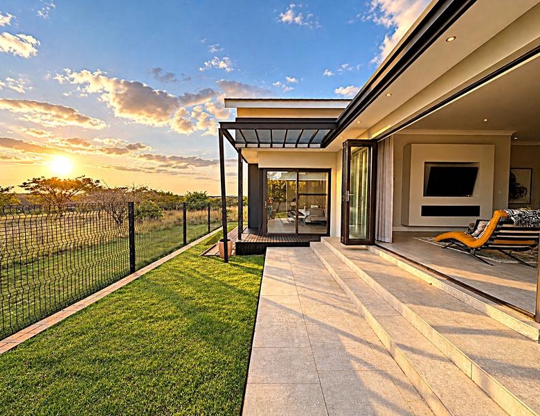 Spacious Modern Home on the Greenbelt in Midstream Ridge