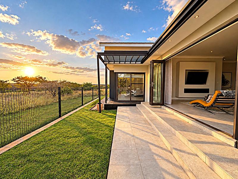Spacious Modern Home on the Greenbelt in Midstream Ridge