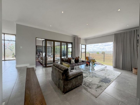 Spacious Modern Home on the Greenbelt in Midstream Ridge