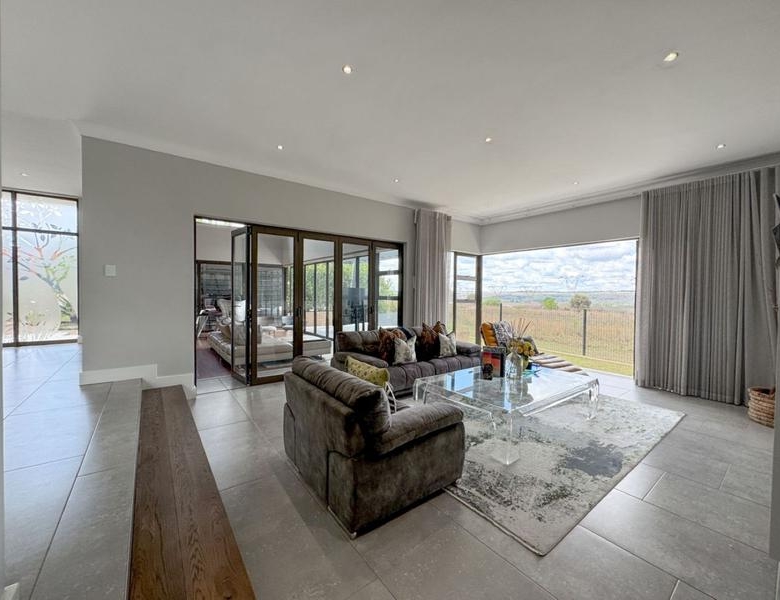 Spacious Modern Home on the Greenbelt in Midstream Ridge