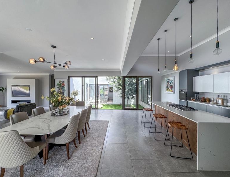 Spacious Modern Home on the Greenbelt in Midstream Ridge