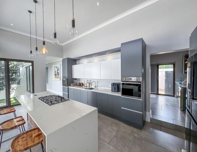 Spacious Modern Home on the Greenbelt in Midstream Ridge