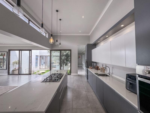 Spacious Modern Home on the Greenbelt in Midstream Ridge