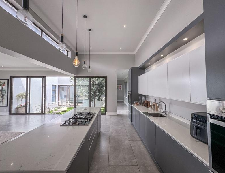 Spacious Modern Home on the Greenbelt in Midstream Ridge