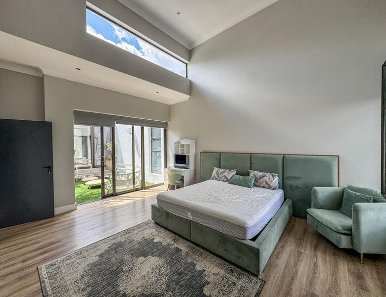 Spacious Modern Home on the Greenbelt in Midstream Ridge