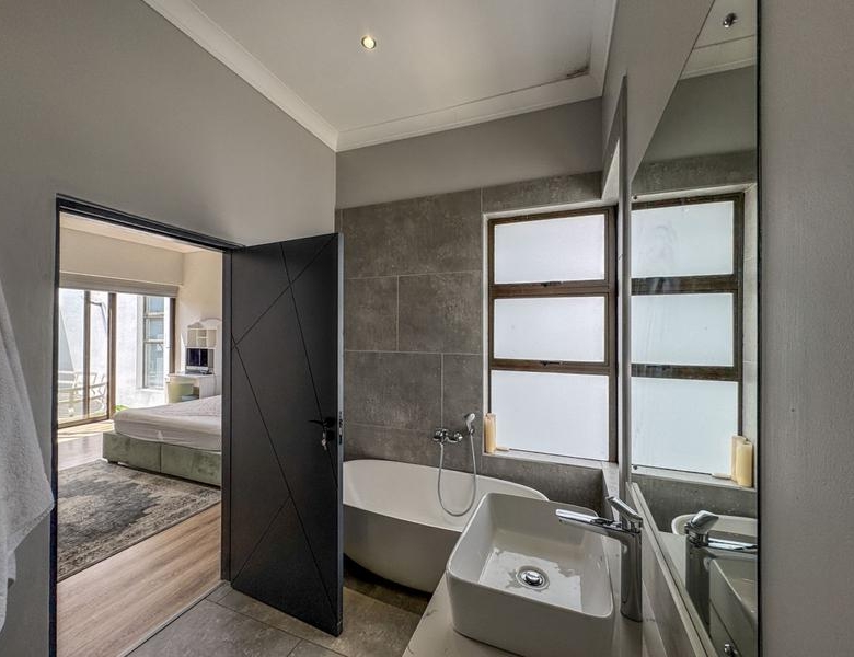 Spacious Modern Home on the Greenbelt in Midstream Ridge