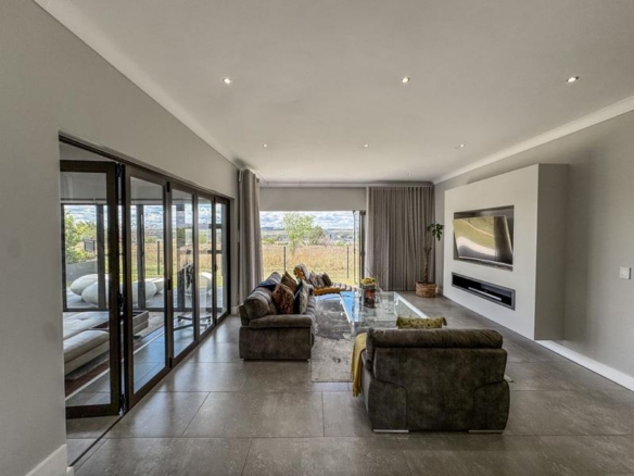 Spacious Modern Home on the Greenbelt in Midstream Ridge