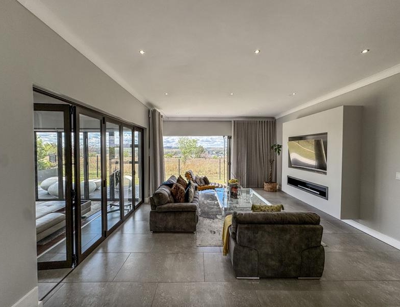 Spacious Modern Home on the Greenbelt in Midstream Ridge