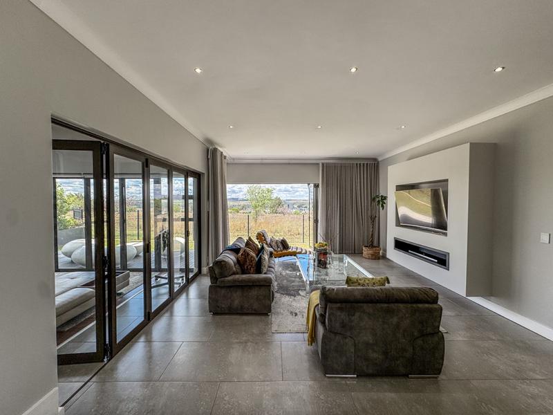 Spacious Modern Home on the Greenbelt in Midstream Ridge
