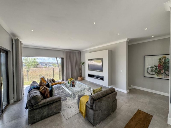 Spacious Modern Home on the Greenbelt in Midstream Ridge