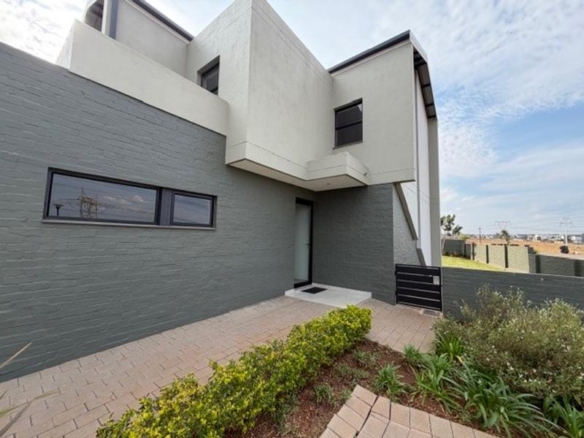 3 Bedrooms Townhouse to rent in Midstream Meadows Estate.
