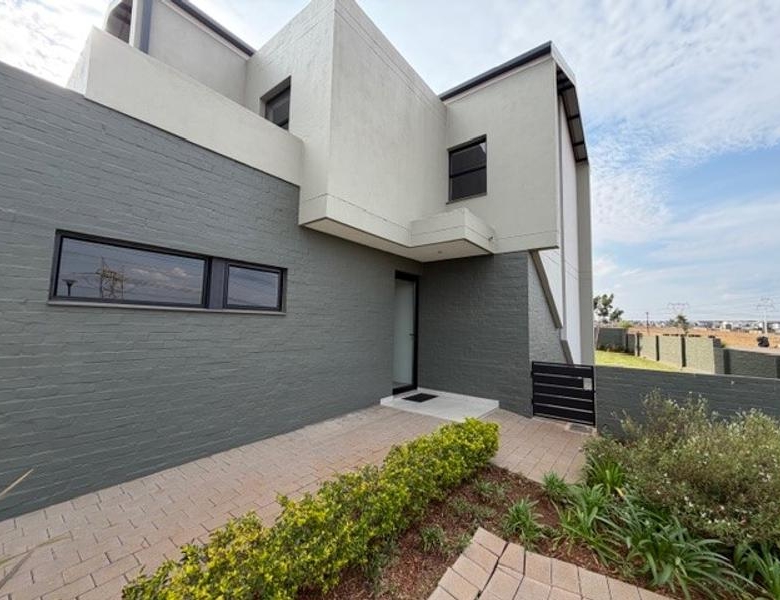 3 Bedrooms Townhouse to rent in Midstream Meadows Estate.