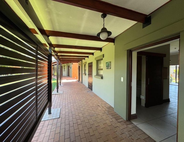 VERY NEAT BACHELOR IN RETIRE MIDSTREAM FOR SALE!