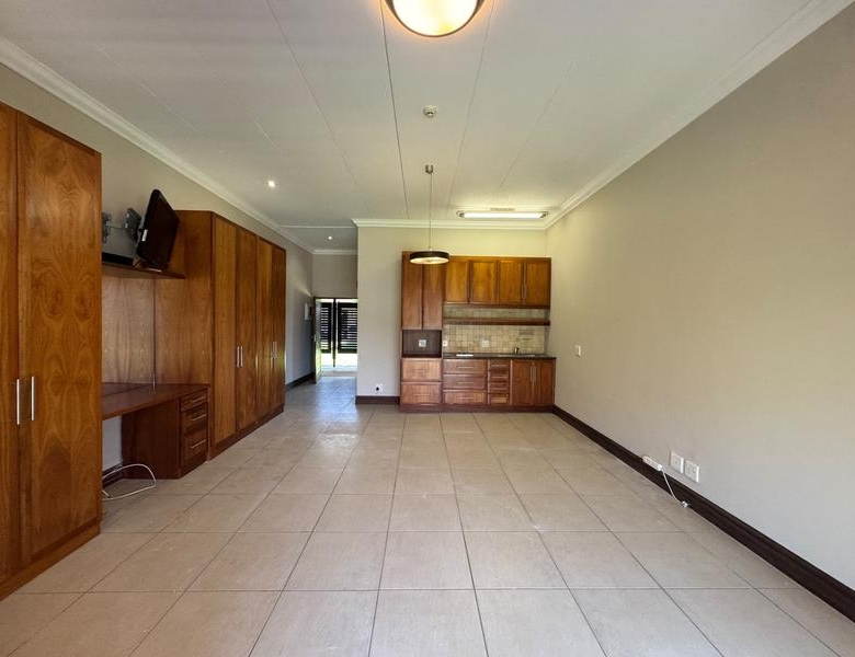 VERY NEAT BACHELOR IN RETIRE MIDSTREAM FOR SALE!