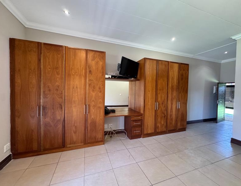 VERY NEAT BACHELOR IN RETIRE MIDSTREAM FOR SALE!