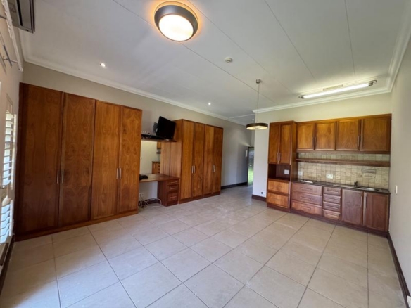 VERY NEAT BACHELOR IN RETIRE MIDSTREAM FOR SALE!
