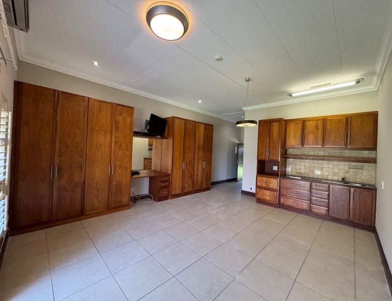 VERY NEAT BACHELOR IN RETIRE MIDSTREAM FOR SALE!
