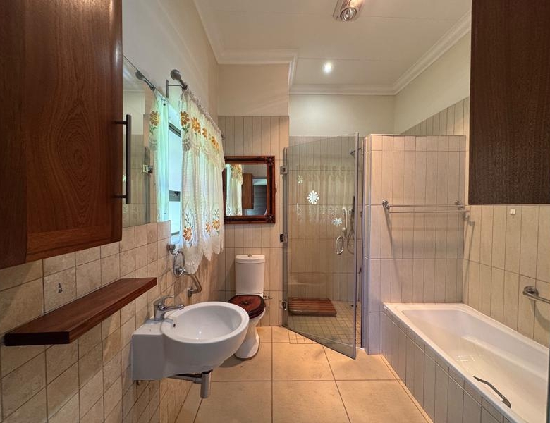 VERY NEAT BACHELOR IN RETIRE MIDSTREAM FOR SALE!