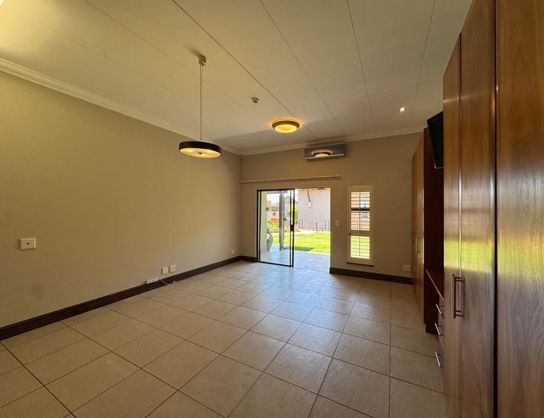 VERY NEAT BACHELOR IN RETIRE MIDSTREAM FOR SALE!