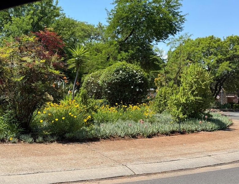 VERY NEAT BACHELOR IN RETIRE MIDSTREAM FOR SALE!