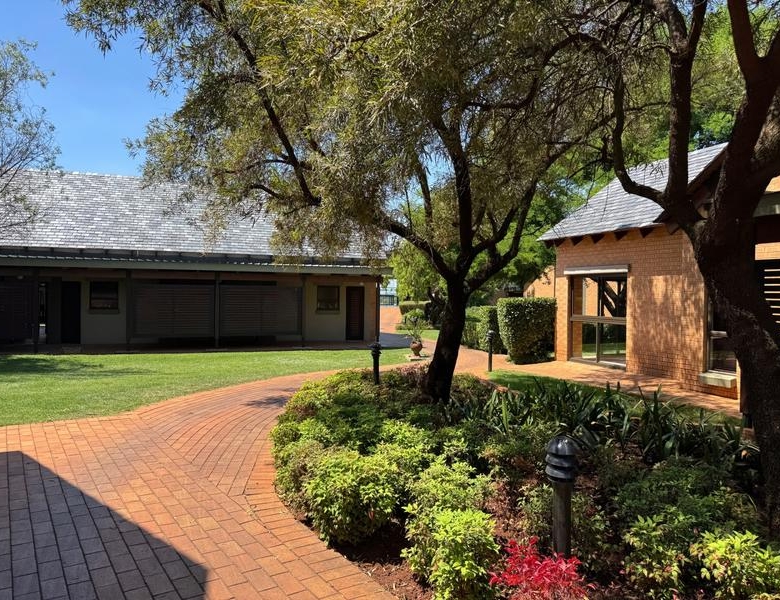 VERY NEAT BACHELOR IN RETIRE MIDSTREAM FOR SALE!