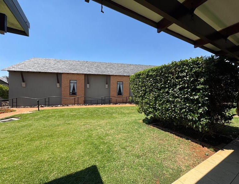 VERY NEAT BACHELOR IN RETIRE MIDSTREAM FOR SALE!