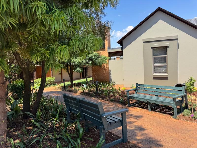 VERY NEAT BACHELOR IN RETIRE MIDSTREAM FOR SALE!