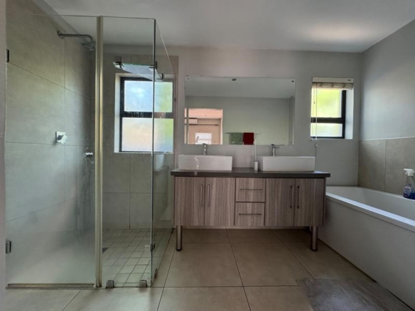 VERY NEAT SINGLE STOREY 3 BEDROOM HOUSE FOR SALE IN MIDSTREAM MEADOWS!