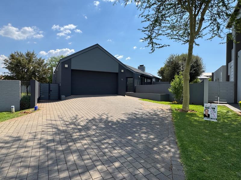 VERY NEAT SINGLE STOREY 3 BEDROOM HOUSE FOR SALE IN MIDSTREAM MEADOWS!