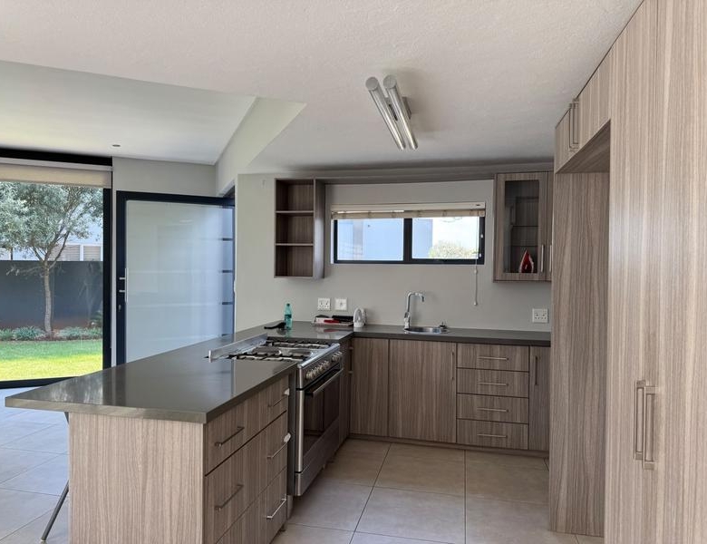 VERY NEAT SINGLE STOREY 3 BEDROOM HOUSE FOR SALE IN MIDSTREAM MEADOWS!