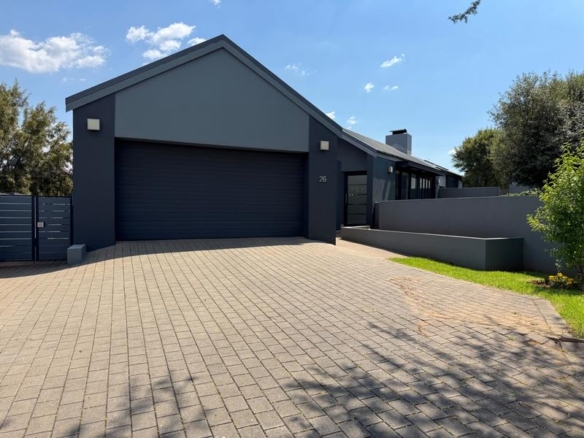VERY NEAT SINGLE STOREY 3 BEDROOM HOUSE FOR SALE IN MIDSTREAM MEADOWS!
