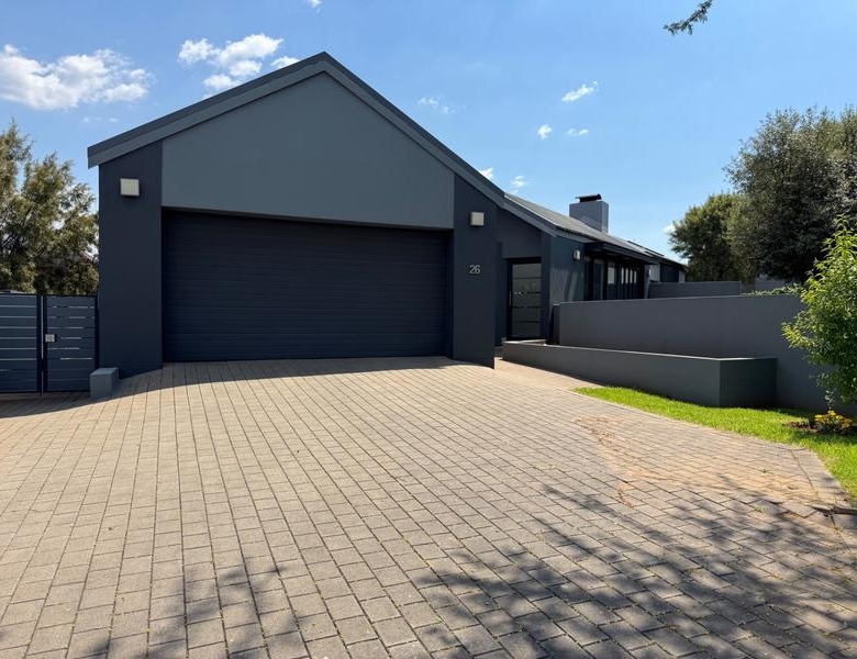 VERY NEAT SINGLE STOREY 3 BEDROOM HOUSE FOR SALE IN MIDSTREAM MEADOWS!