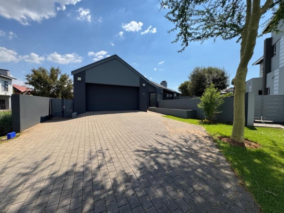 VERY NEAT SINGLE STOREY 3 BEDROOM HOUSE FOR SALE IN MIDSTREAM MEADOWS!