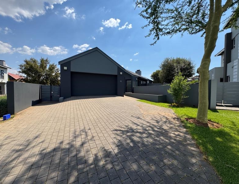 VERY NEAT SINGLE STOREY 3 BEDROOM HOUSE FOR SALE IN MIDSTREAM MEADOWS!