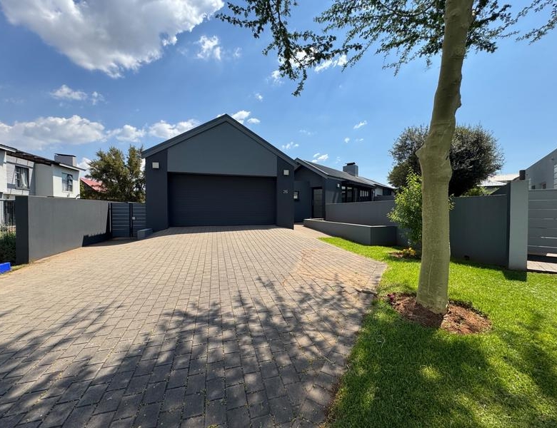 VERY NEAT SINGLE STOREY 3 BEDROOM HOUSE FOR SALE IN MIDSTREAM MEADOWS!