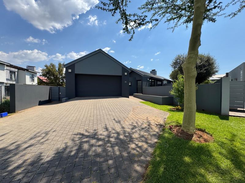 VERY NEAT SINGLE STOREY 3 BEDROOM HOUSE FOR SALE IN MIDSTREAM MEADOWS!