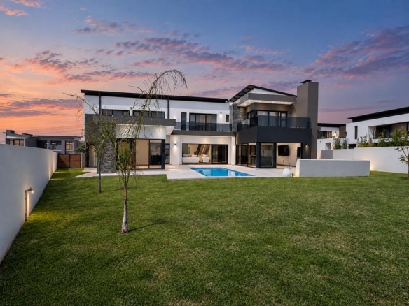 Modern Contemporary Masterpiece in Midstream Heights Estate