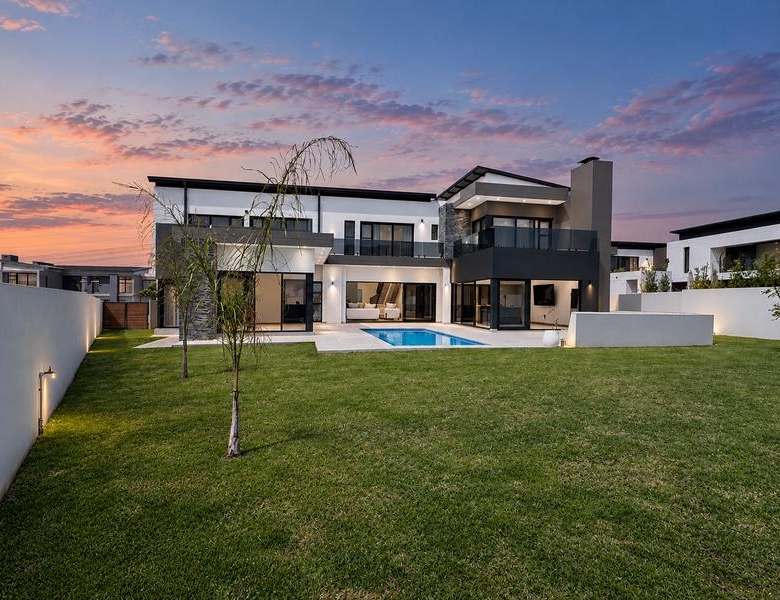Modern Contemporary Masterpiece in Midstream Heights Estate