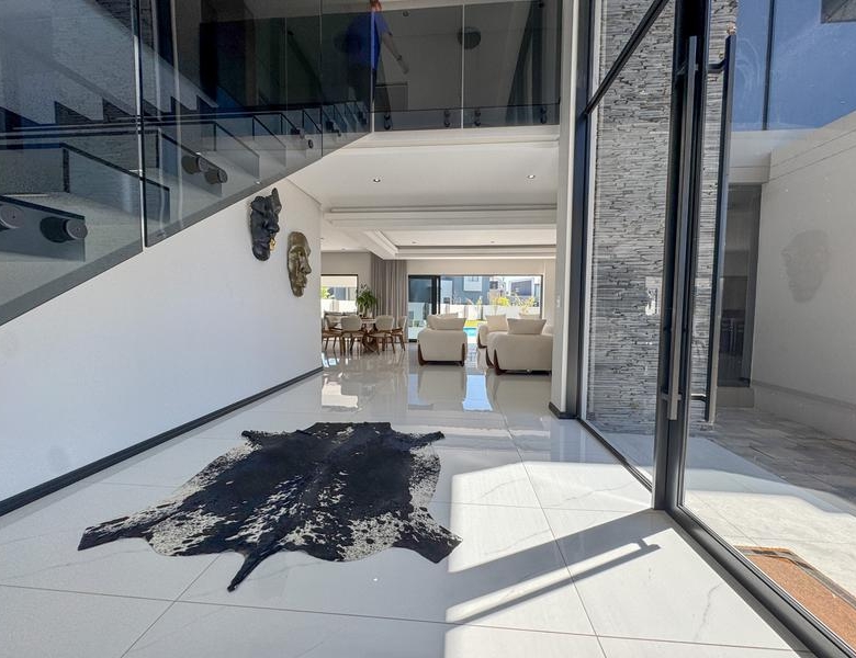 Modern Contemporary Masterpiece in Midstream Heights Estate