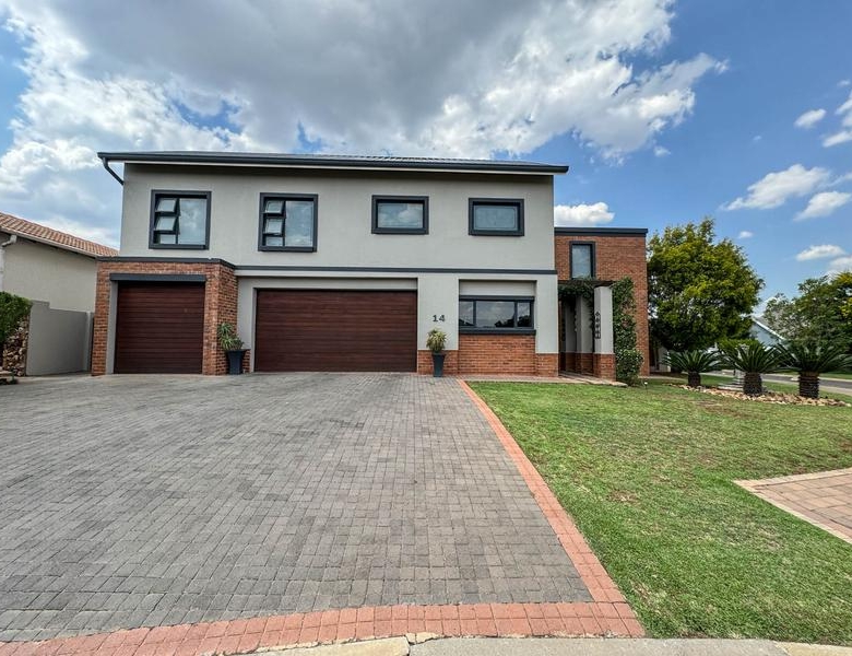 LUXURIOUS FAMILY LIVING WITH SPACE, STYLE & ENTERTAINMENT