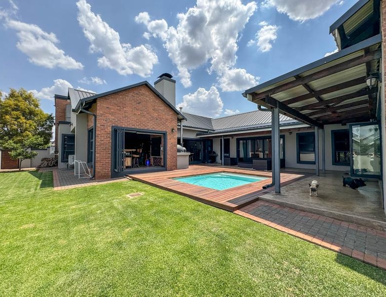 LUXURIOUS FAMILY LIVING WITH SPACE, STYLE & ENTERTAINMENT