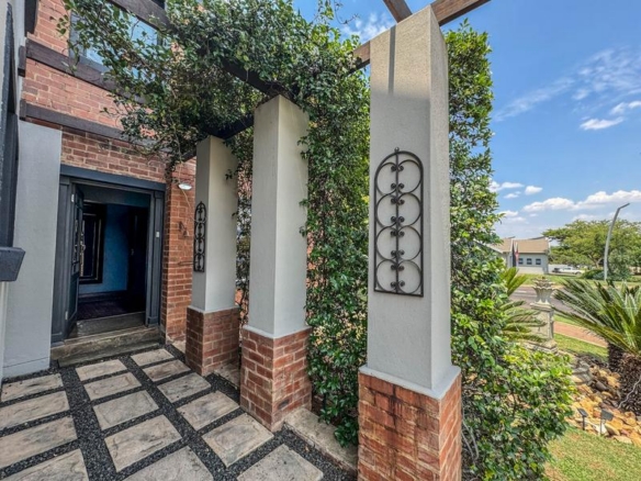 LUXURIOUS FAMILY LIVING WITH SPACE, STYLE & ENTERTAINMENT
