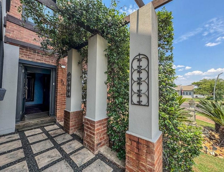 LUXURIOUS FAMILY LIVING WITH SPACE, STYLE & ENTERTAINMENT