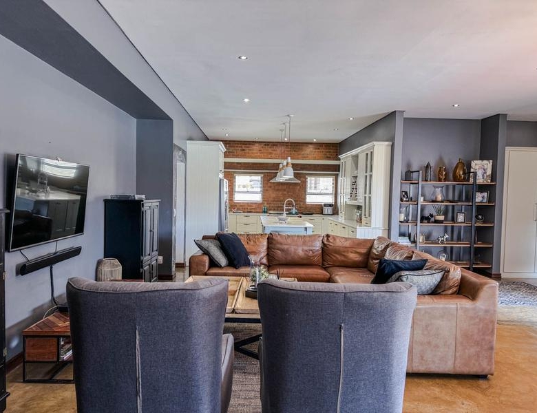 LUXURIOUS FAMILY LIVING WITH SPACE, STYLE & ENTERTAINMENT