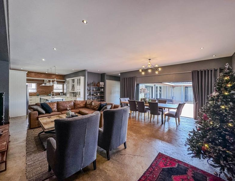 LUXURIOUS FAMILY LIVING WITH SPACE, STYLE & ENTERTAINMENT