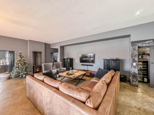 LUXURIOUS FAMILY LIVING WITH SPACE, STYLE & ENTERTAINMENT